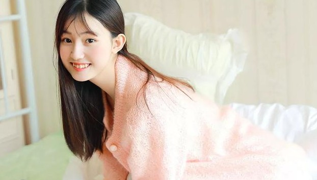 女生表面矜持，心里却确实喜欢你的会有哪些表现呢？